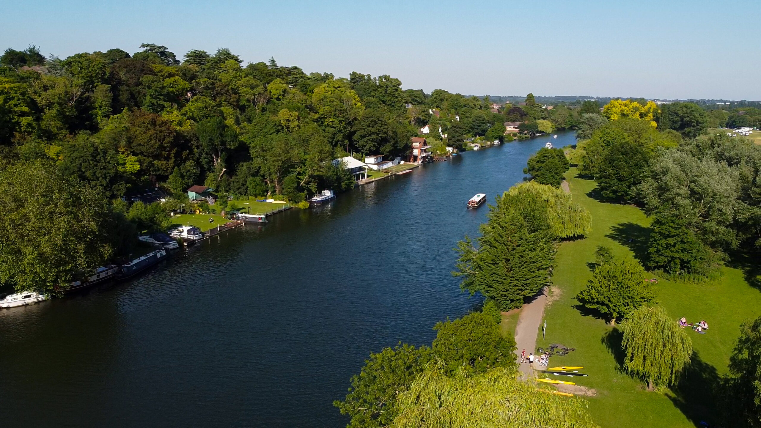 An image of the River Thames flowing through Reading.